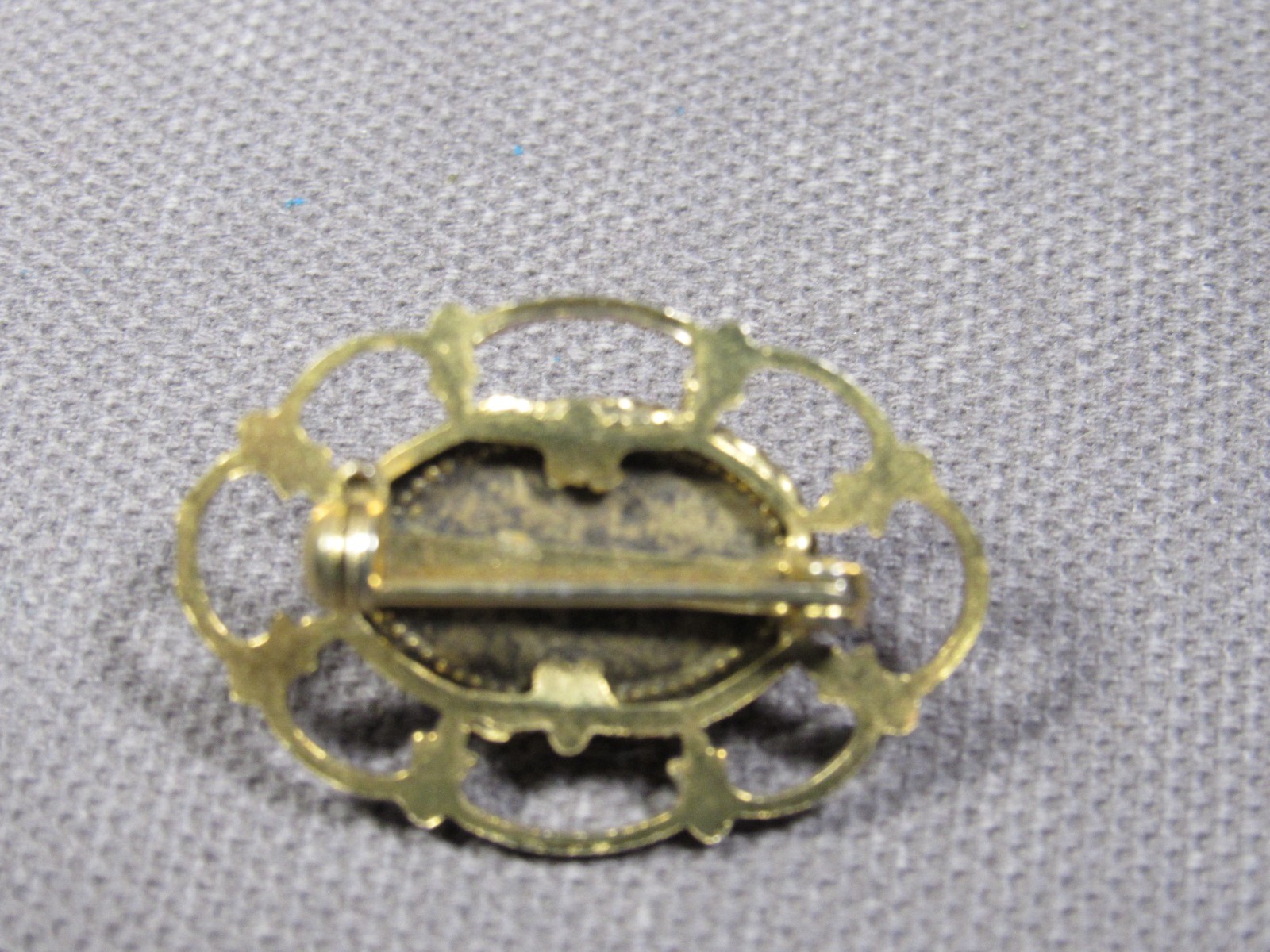 Pin Brooch 1.25″ with Salmon Colored Oval Stone Yellow Plated Vintage 1960s