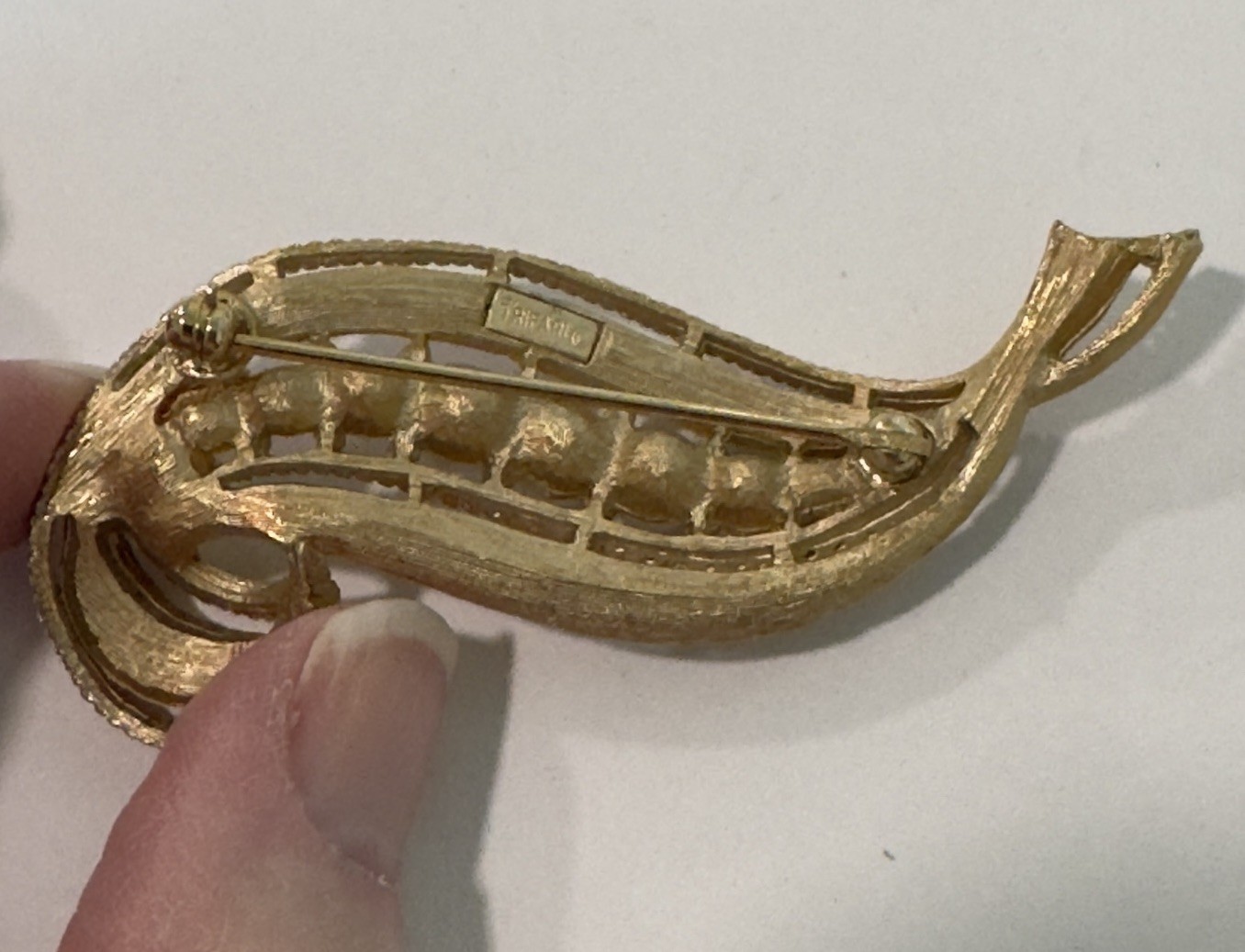 Vintage Crown Trifari Swirl Ribbon with Pearl & Rhinestone Brooch Gold Signed