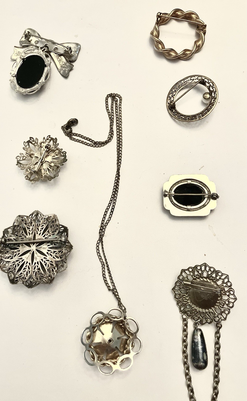 Small Collection of Lovely Unbranded Vintage Pins/Brooches/One Pendant/