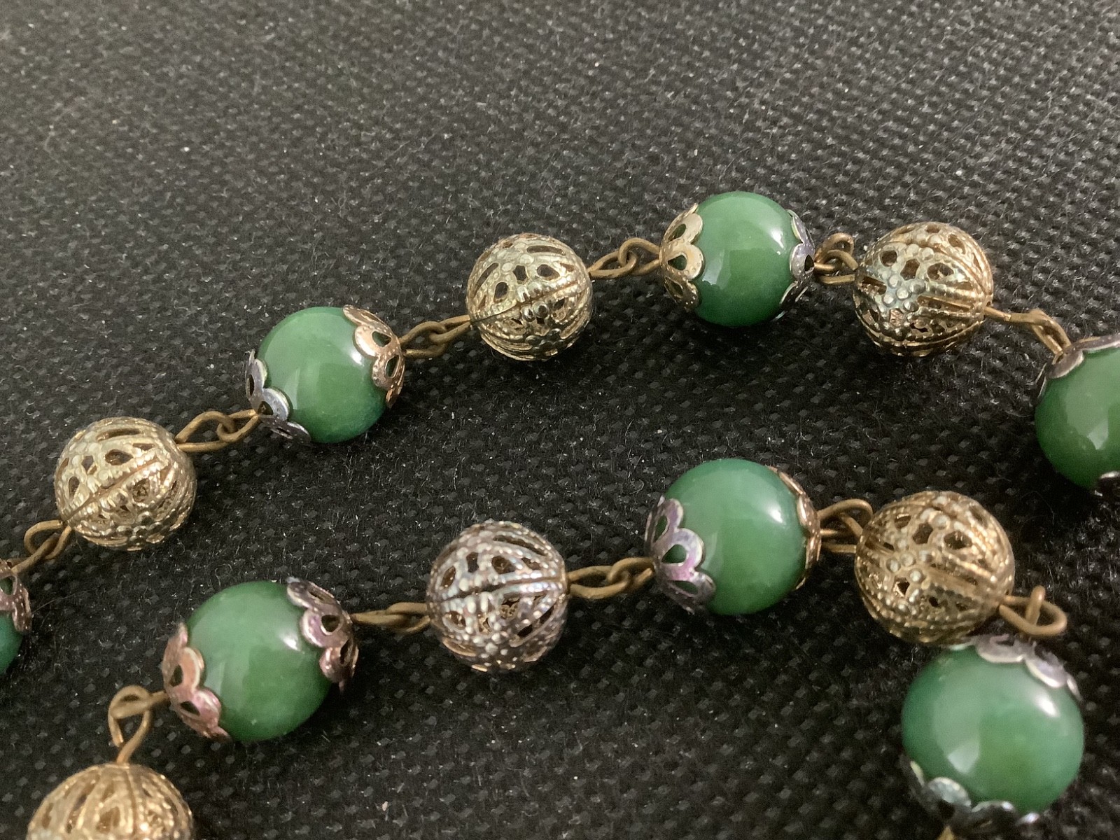 Vintage Art Deco vivid green Jade station beaded necklace 18″