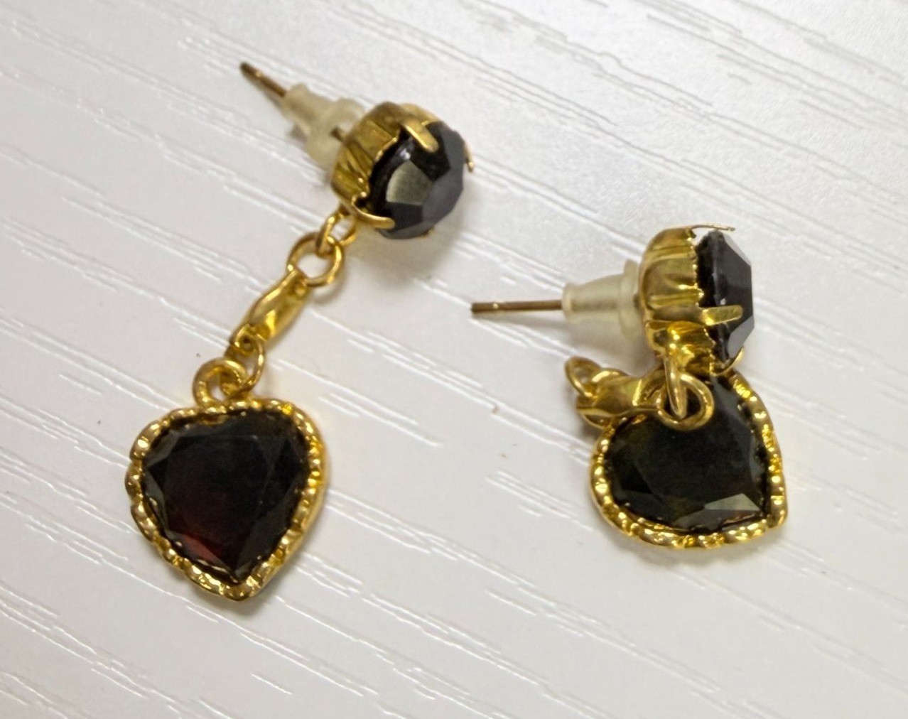 Vintage Faceted Black Heart Drop Earrings Gold Tone Dangle Elegant Classic Retro