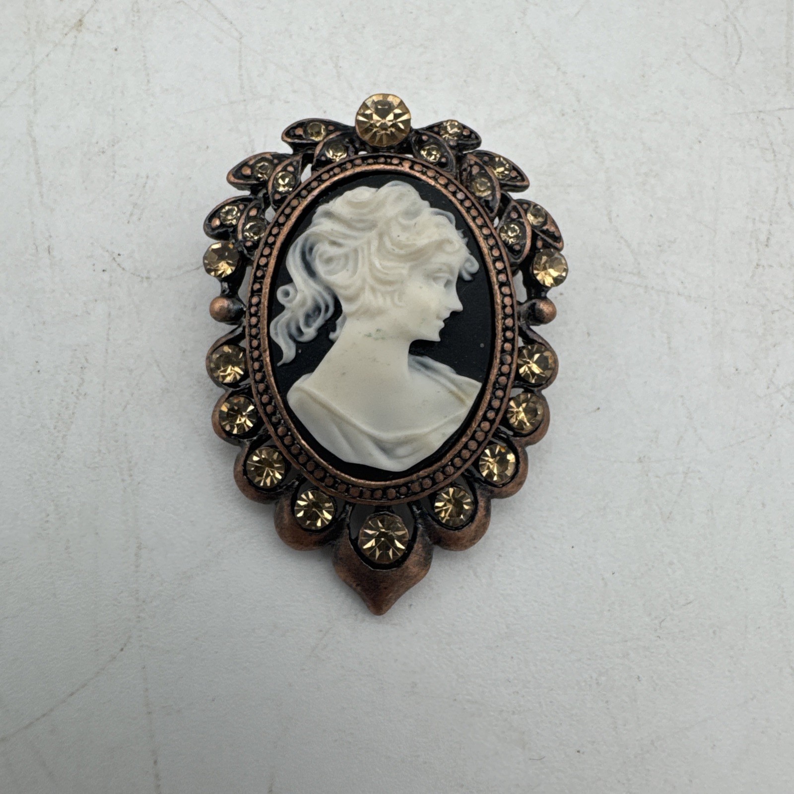 Vintage Black White Cameo Champagne Brooch Gold Tone Style Beauty Fashion Pin