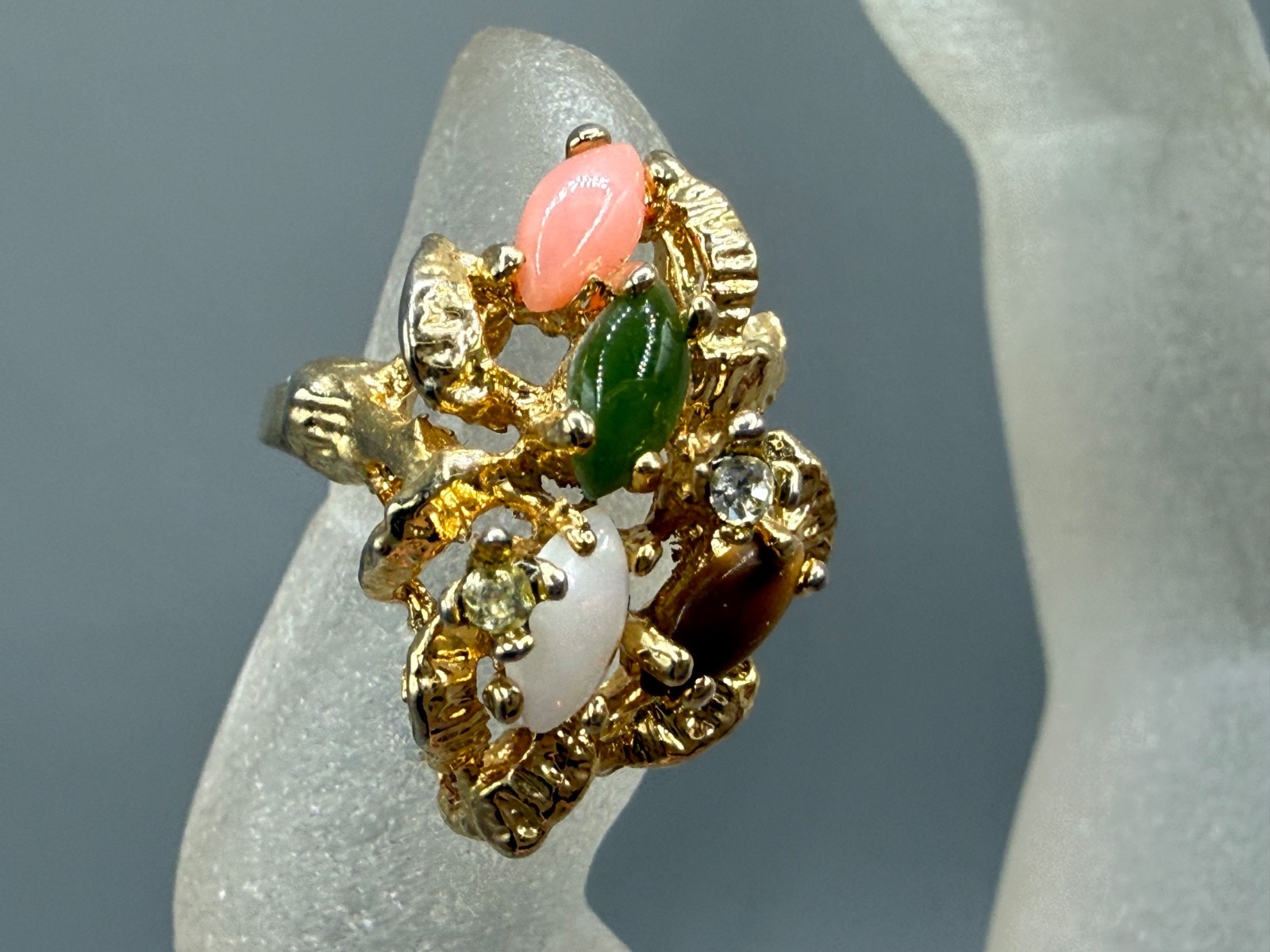 VINTAGE GOLD PLATED OPAL CORAL JADE TIGER’S EYE CLUSTER TEXTURED RING SIZE 5