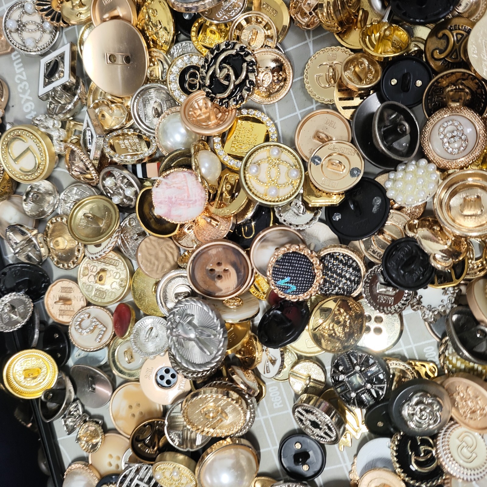 Vintage-now Costume Jewelry makeing Lots button Read Description 50pcs