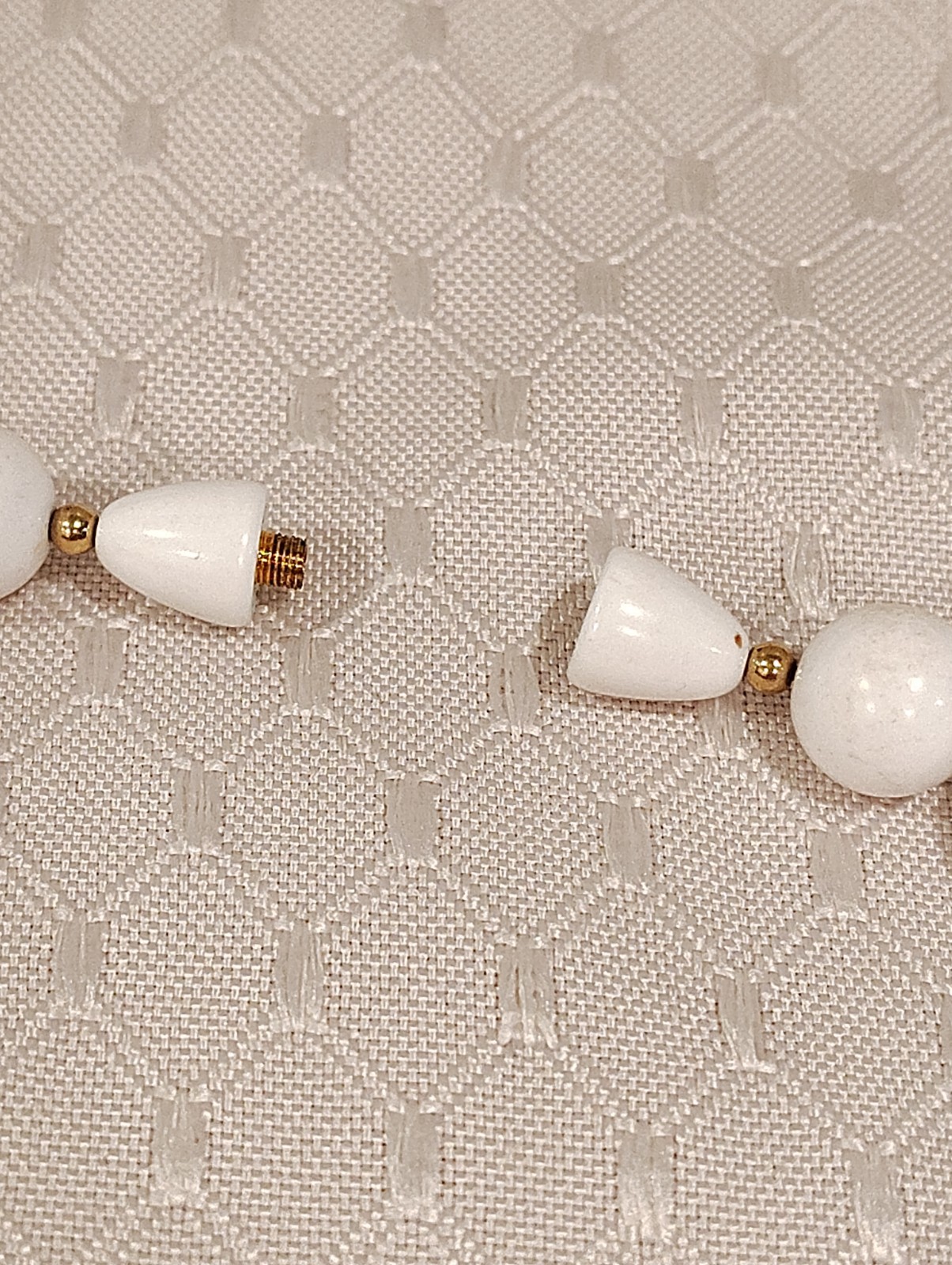 VTG White Graduated Lucite Beads With Gold Tone Spacers Necklace 24″ Long