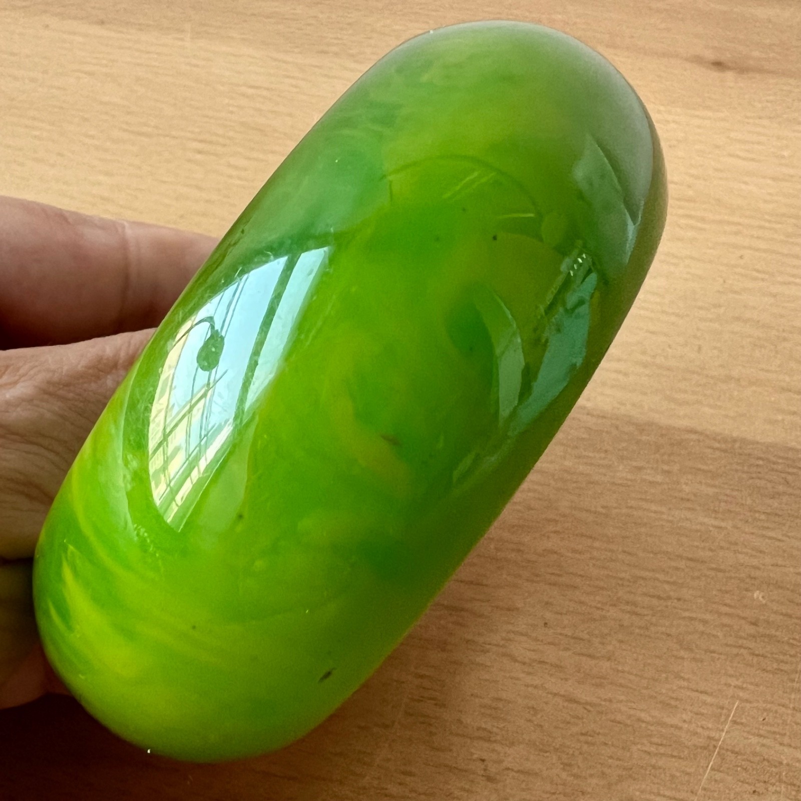 VINTAGE VIVID MARBLED KELLY GREEN BAKELITE FAT DONUT WIDE BANGLE BRACELET UNIQUE