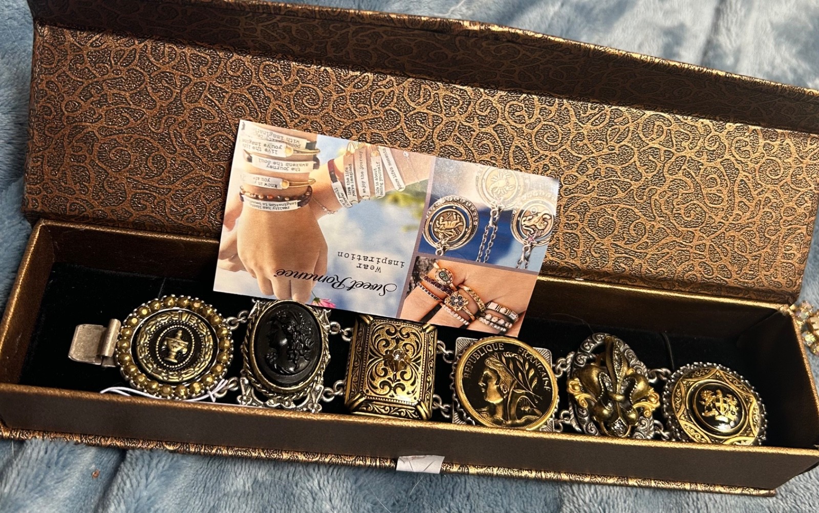 Sweet Romance Vintage Cameo Fleur De Lis Coat Of Arms Bracelet nwt & box paper
