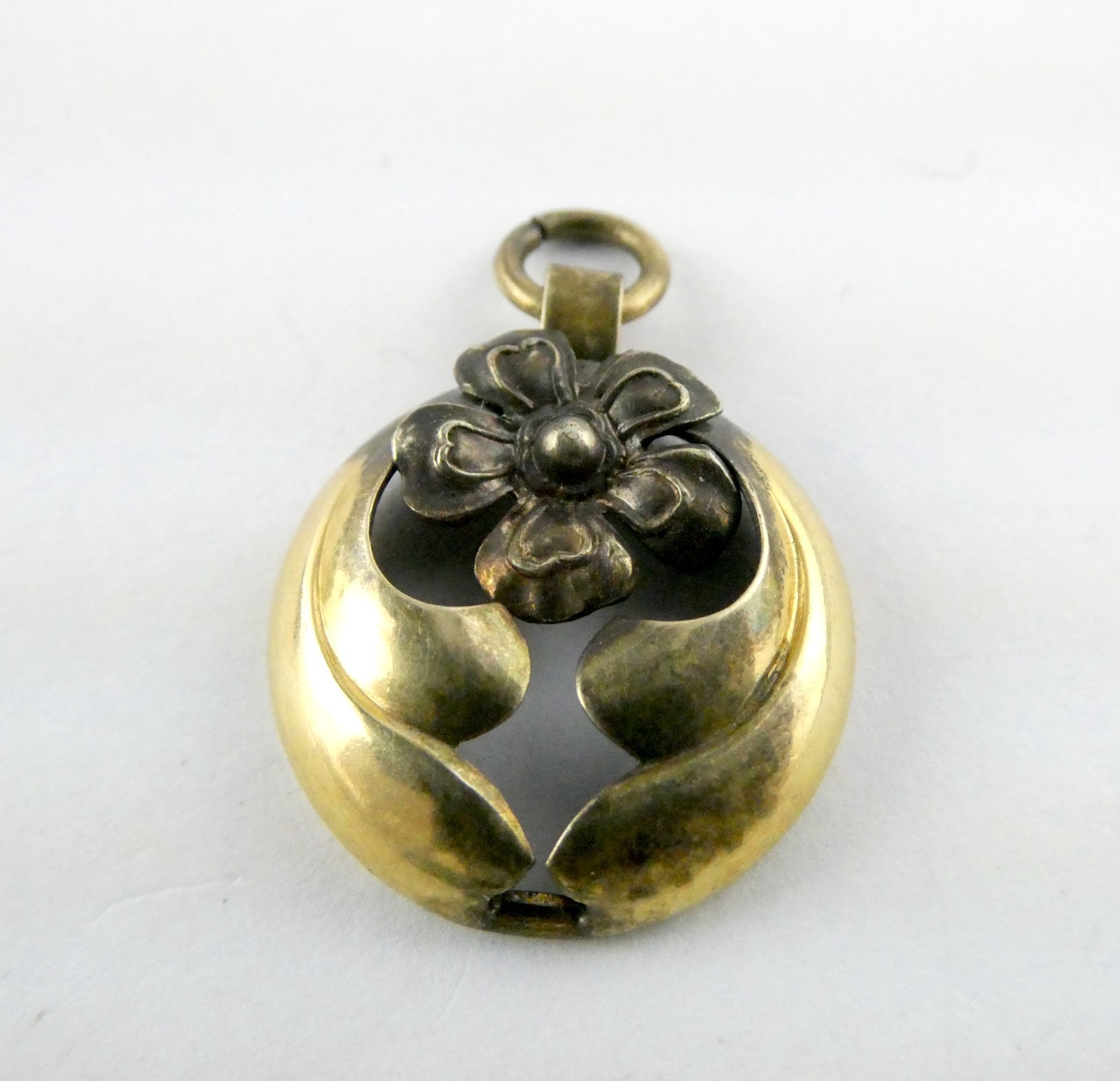 Antique Unmarked Gold Fill Flower and Leaves Pendant Charm 2g 1 Inch Length