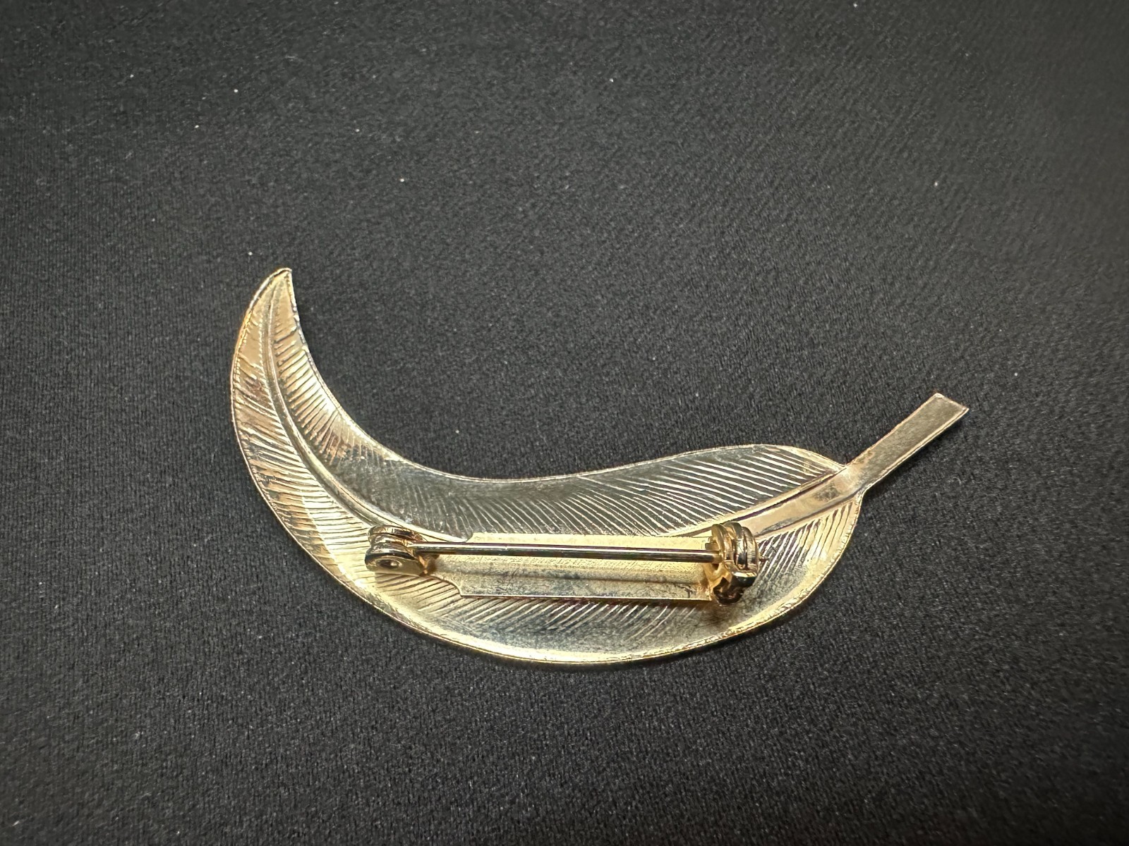 VINTAGE GOLD TONE FEATHER LEAF BROOCH CURVED TEXTURED PIN ROLLOVER CLASP 2.4″