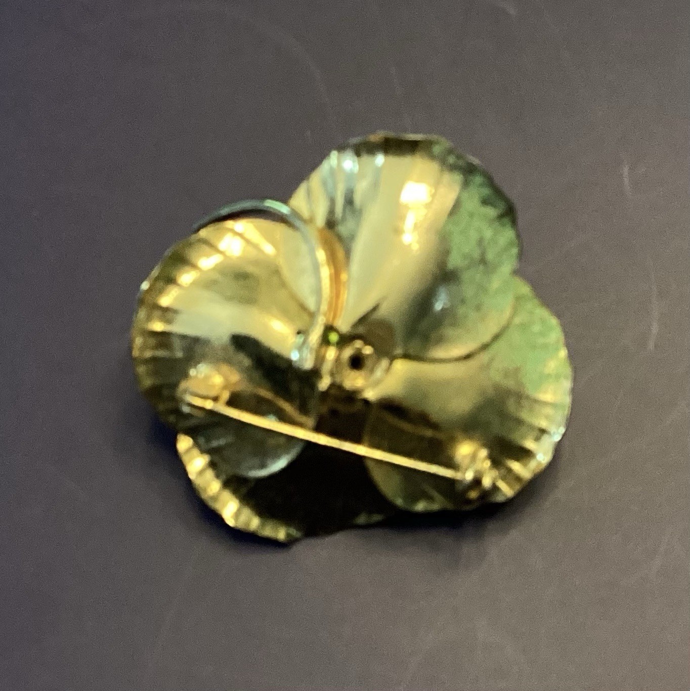 VINTAGE GLOSSY GREEN/GOLD ENAMEL METAL FLOWER BROOCH 7 PEDALS✨