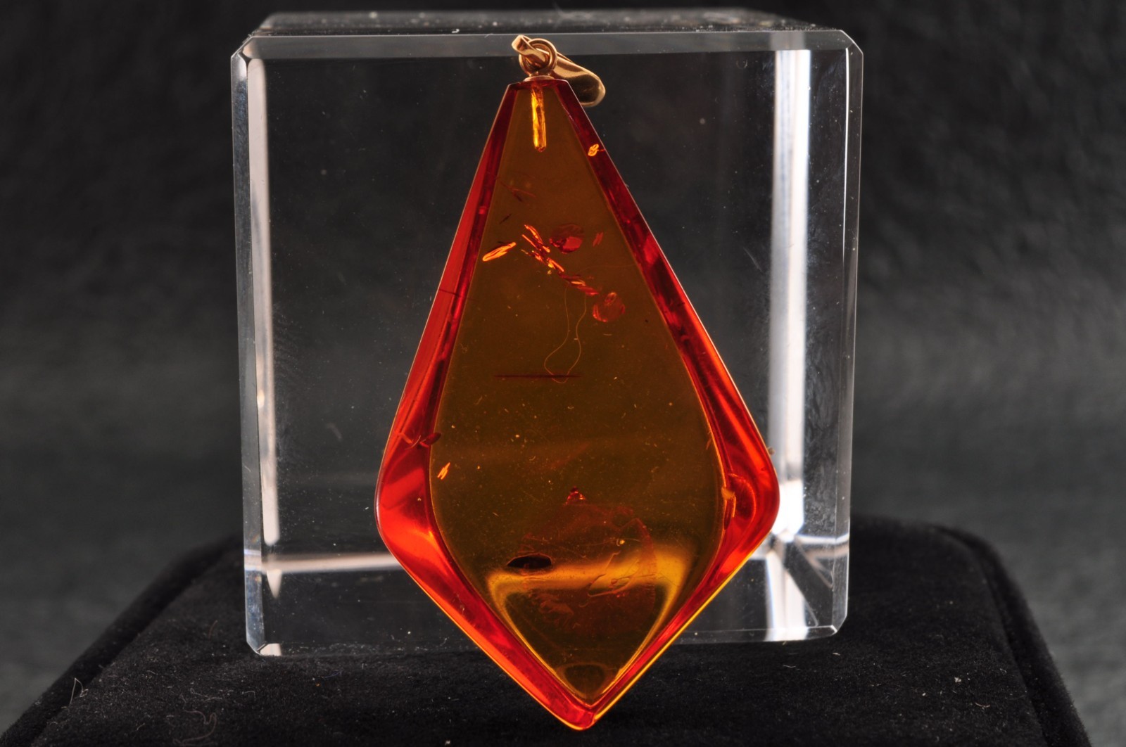 18k gold clasp “KUJI” Amber Pendant top Spindle shape (39mm (1.53in) 16.25ct).