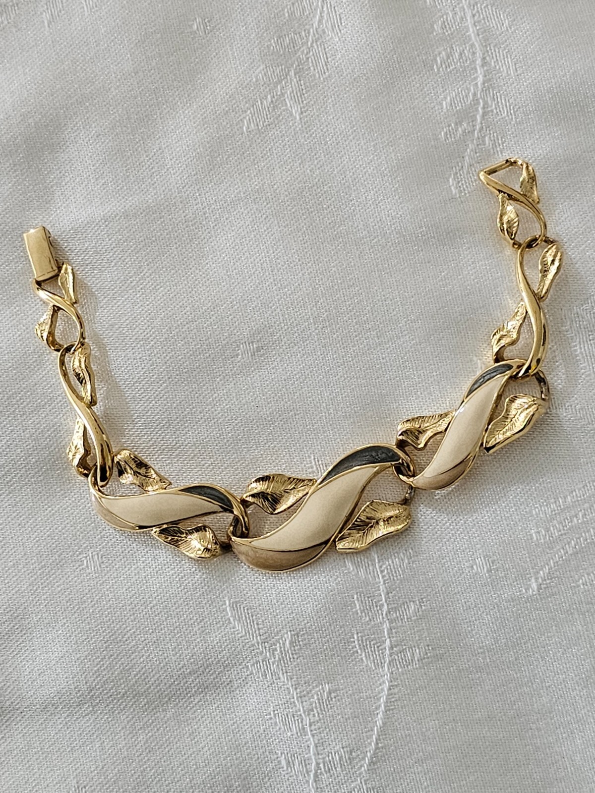 TRIFARI women bracelet gold tone and ivory color and in excellent condition.