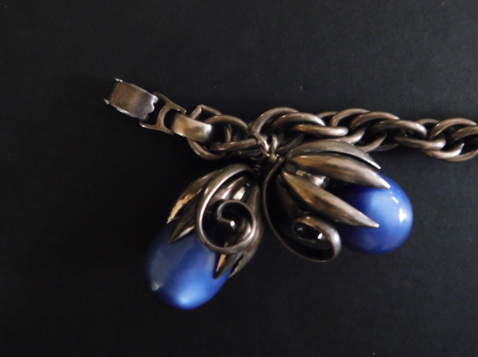 VTG. 1950’s NAPIER BLUE MOONGLOW KUMQUAT CHARM BRACELET 7 3/4″