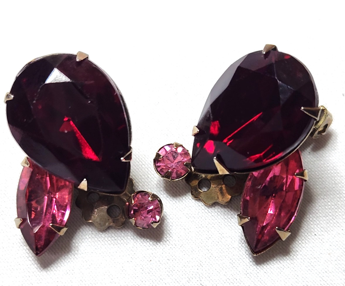 VINTAGE RED, FUCHSIA PINK BROOCH & MARRIED EARRING SET 2 3/4″L