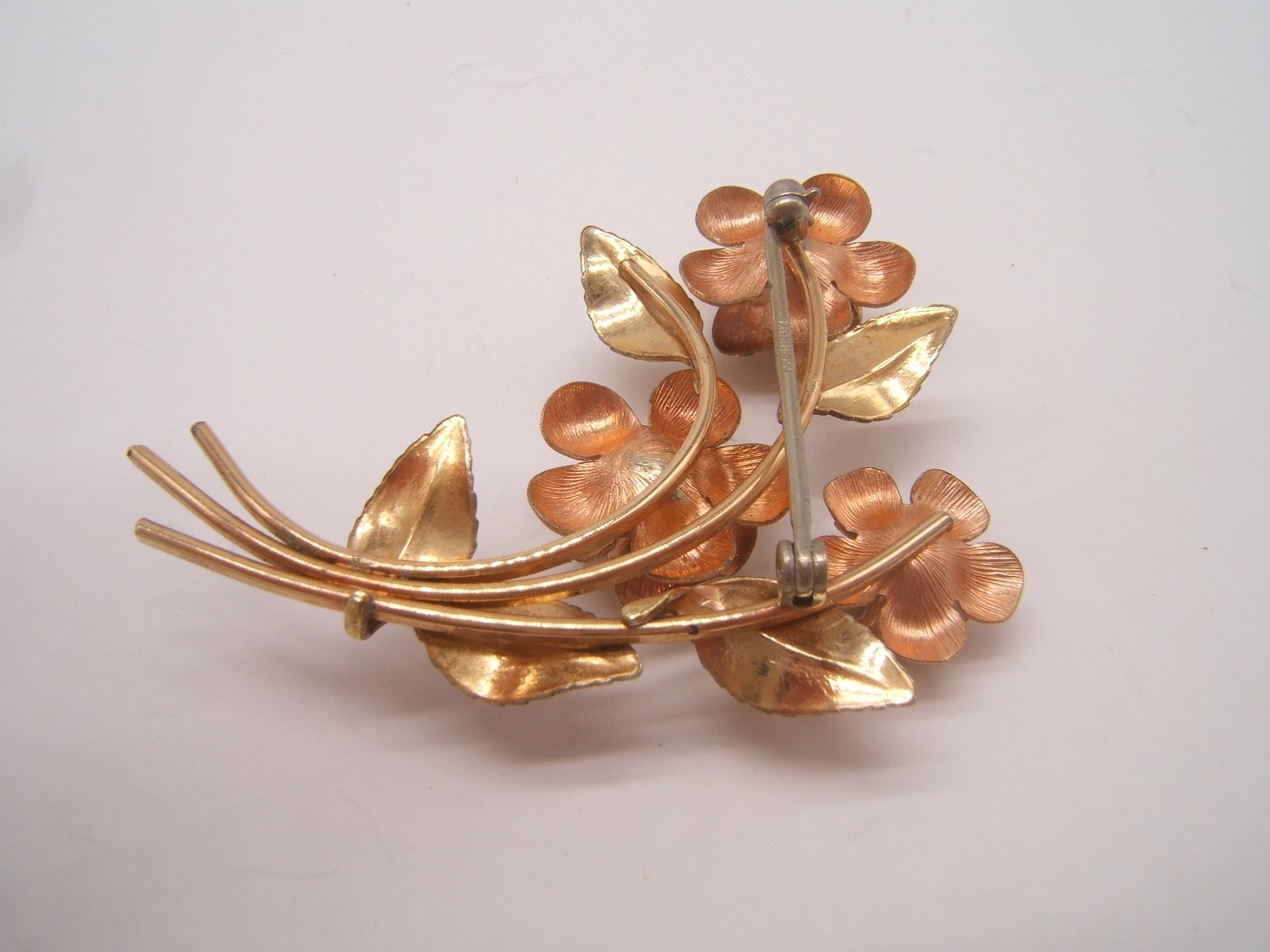 VTG KREMENTZ GOLD TONE PIN 3 FLOWERS & LEAVES