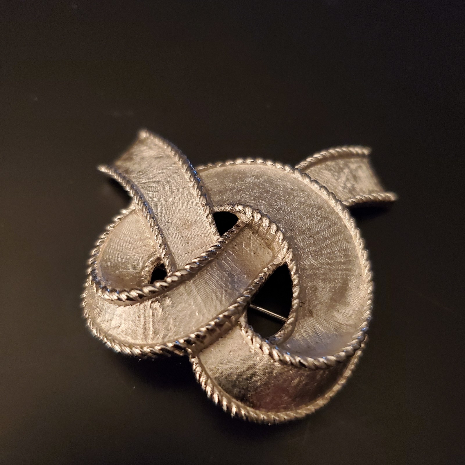 Vtg Crown Trifari 1960’s Brushed Silver Tone Ribbon Pretzel Bow 2 ” Brooch Pin