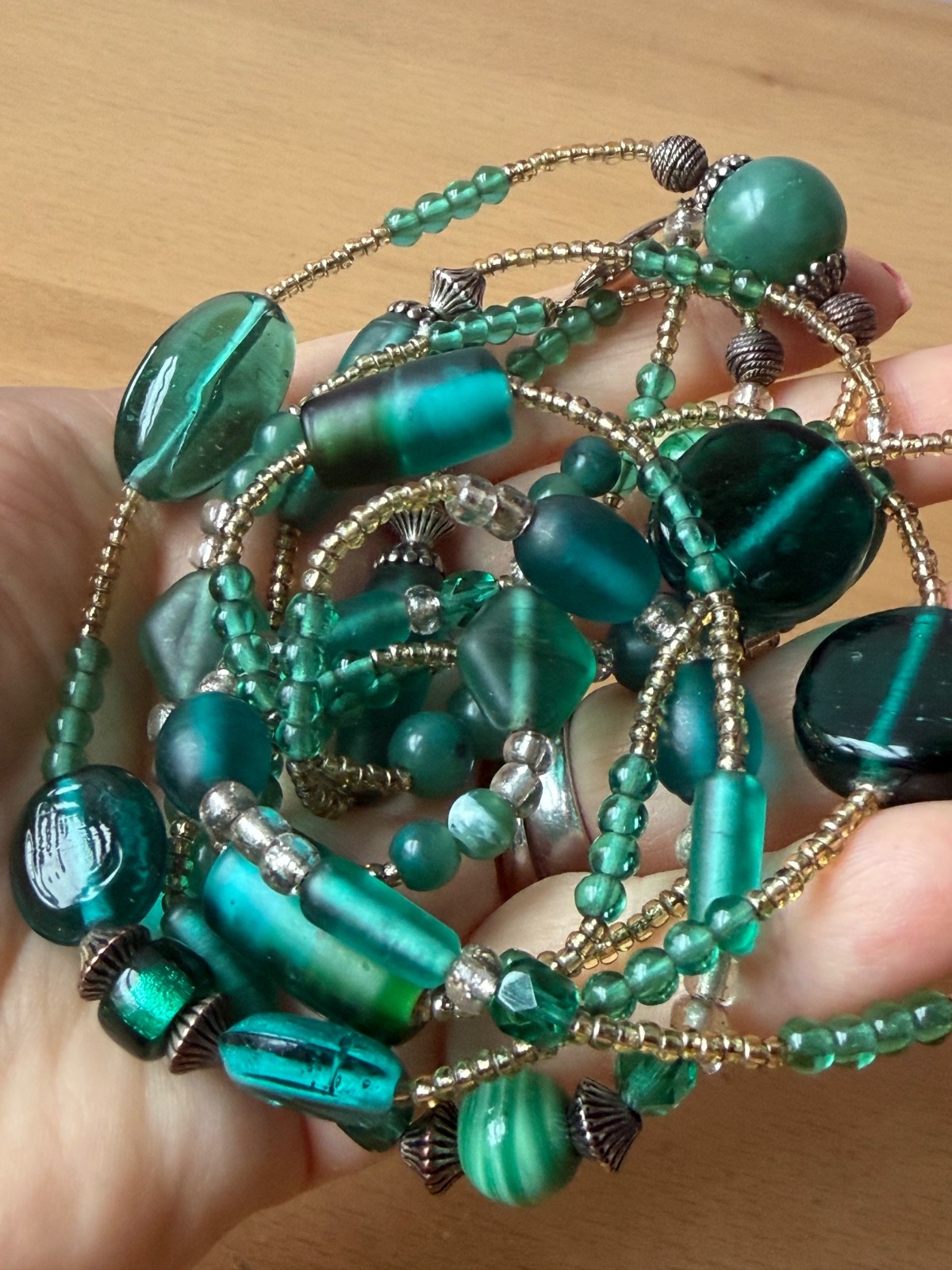 VINTAGE VIVID EMERALD GREEN COLOR MULTISHAPE GLASS BEADS LONG STATEMENT NECKLACE