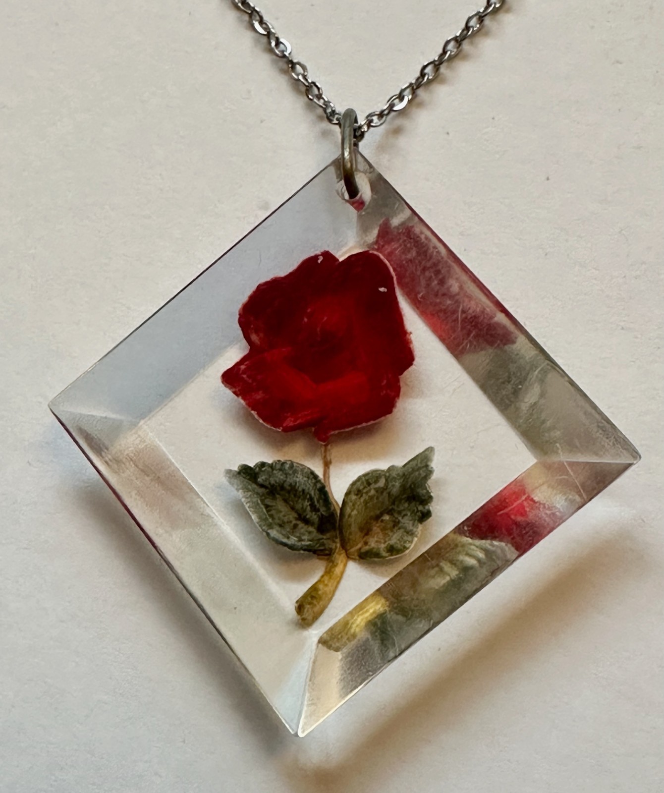 VINTAGE RED ROSE FLOWER IN LUCITE PLASTIC PENDANT 1 1/2″ NECKLACE 24″