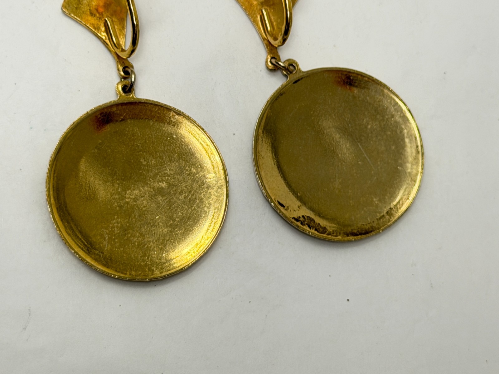 Vintage Damascene Style Goldtone 1.75″ Drop Dangle Screw Back Earrings