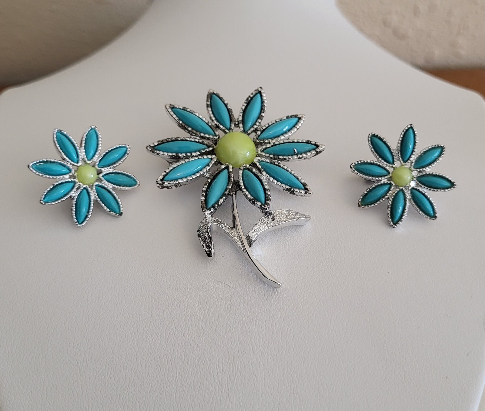 Vtg Sarah Coventry 1971 “DAISY TIME” Silver Tone Brooch Pin Clip-on Earrings Set