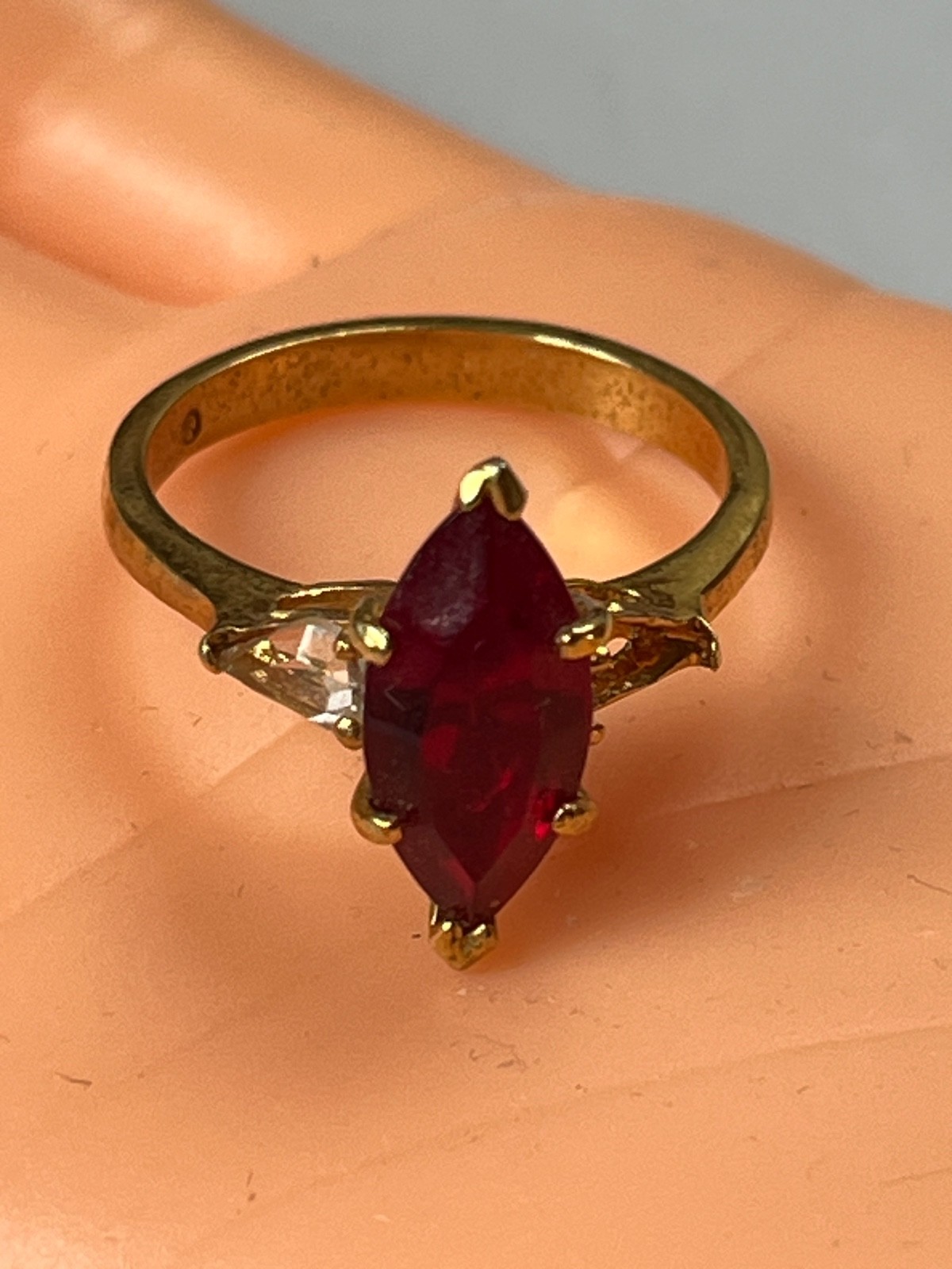 High Set Ruby Red Marquis Rhinestone w Side Accents Goldtone Band Ring Size 8.75