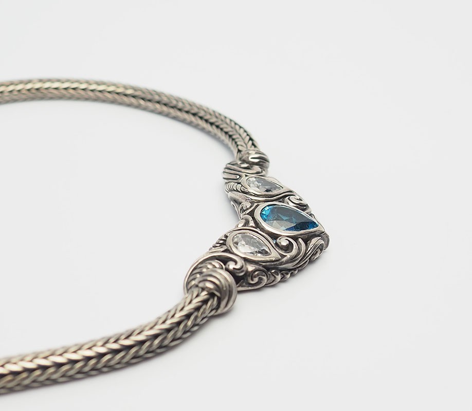 Elegant vintage sterling silver blue crystal Bali necklace