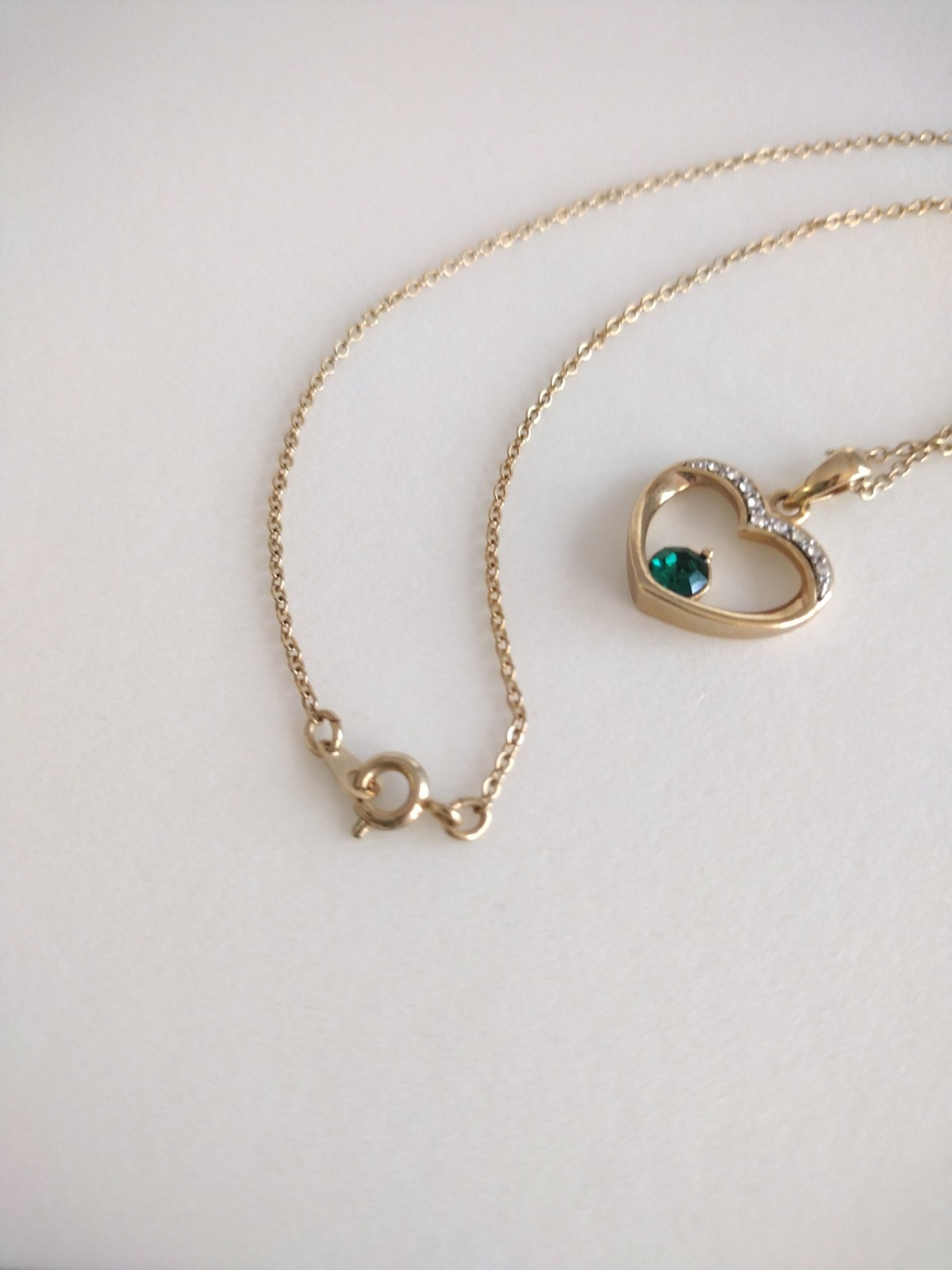 Vintage Emerald Crystal Heart Necklace Gold Tone Diamond Cut Chain 18″