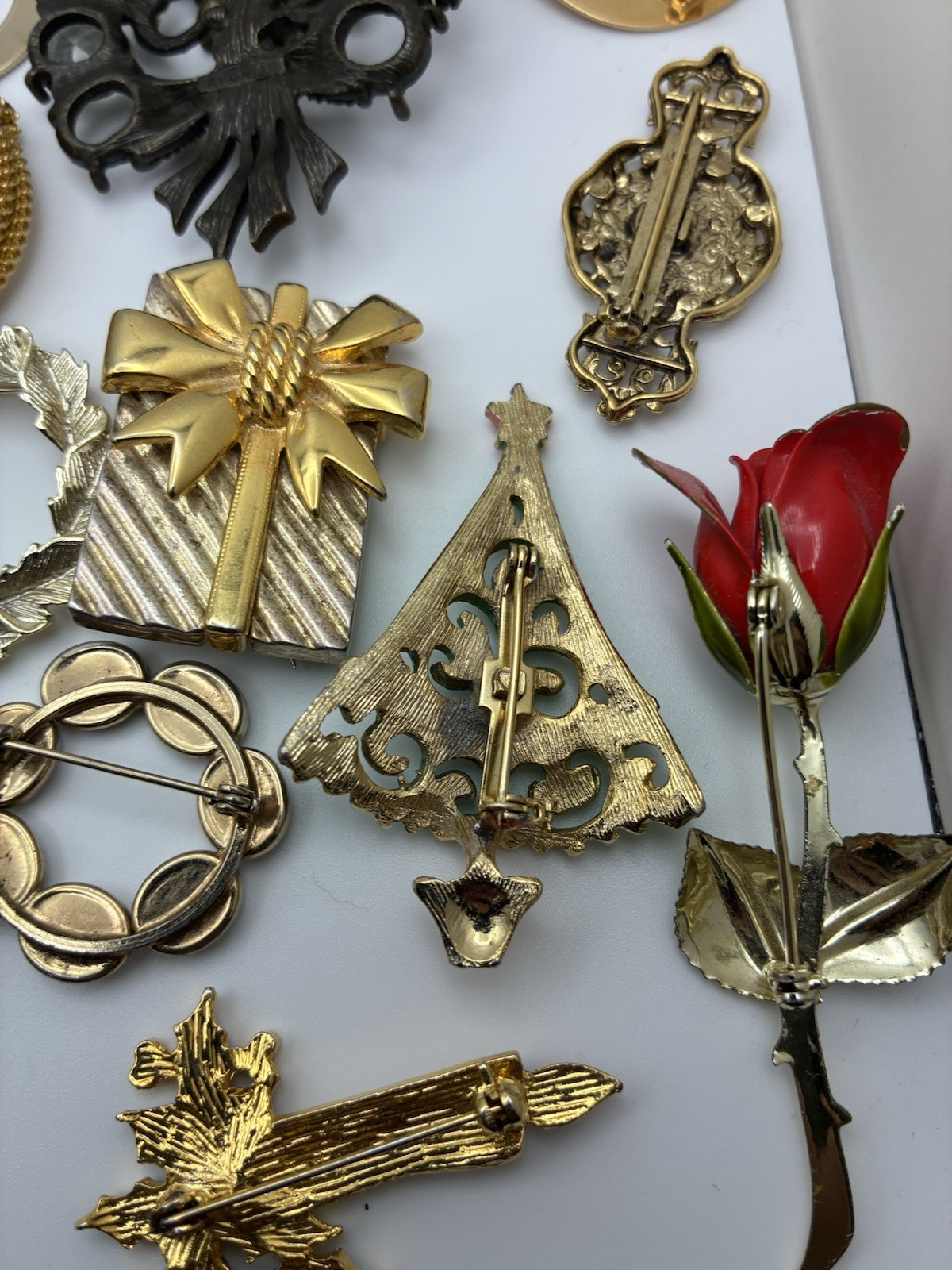 41 Piece Brooch Pin Lot Vintage Gold Signed/Unsigned 2 Missing Stones – Reseller