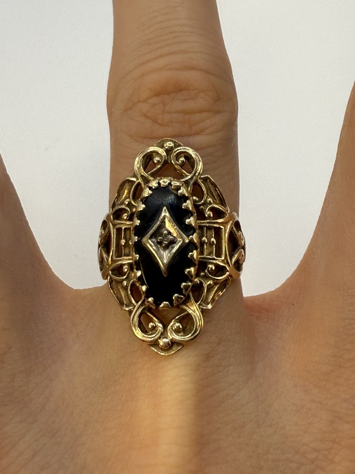 Vintage 10K yellow gold Onyx and Diamond Ring . Weight: 3,7g , size: 5,5.