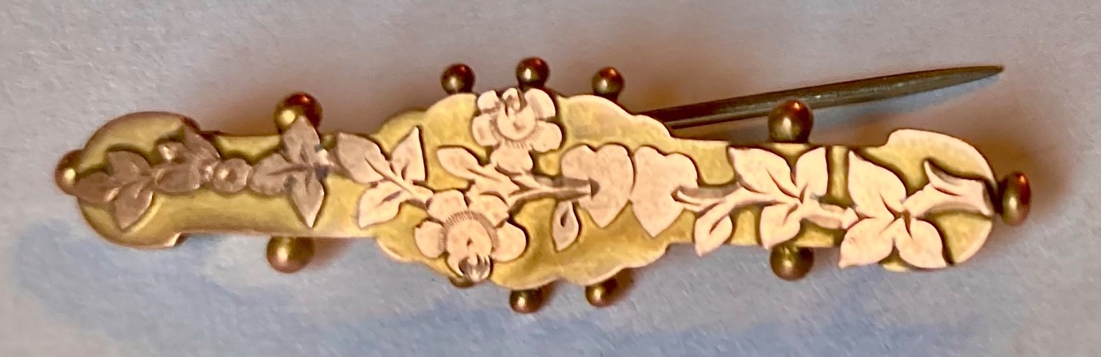 English Edwardian Sydenham Brothers 9 carat gold love pin brooch, c.1890-1915