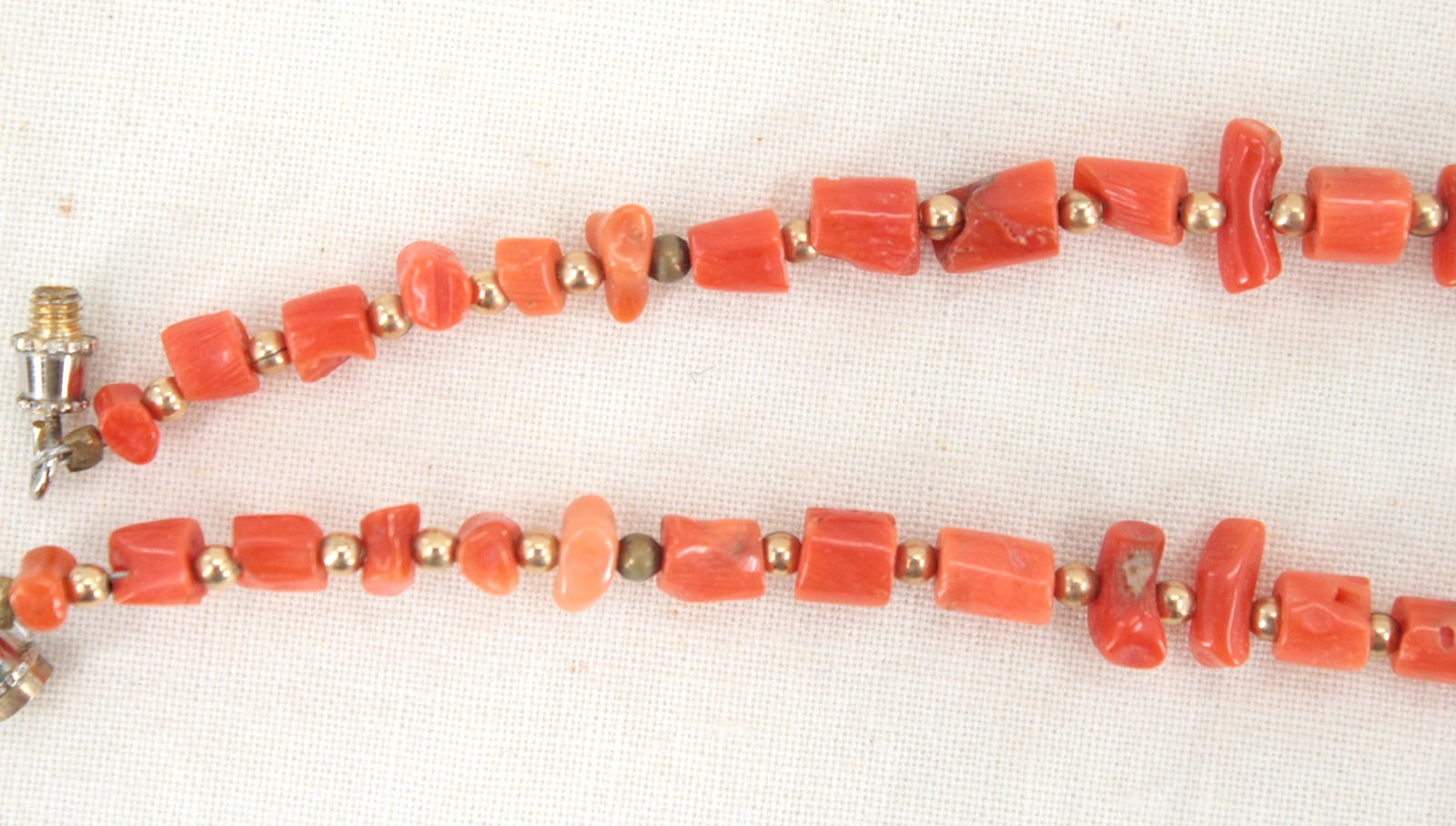 VTG Women’s Light Salmon Colored Coral Beaded Necklace 20 Inches 19 Grams