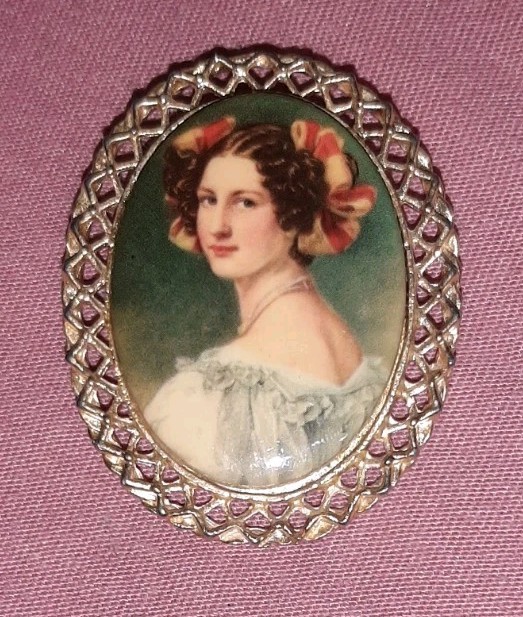 BEAUTIFUL Vintage Woman’s Portrait Cameo Art Brooch Pin Gold Tone Border