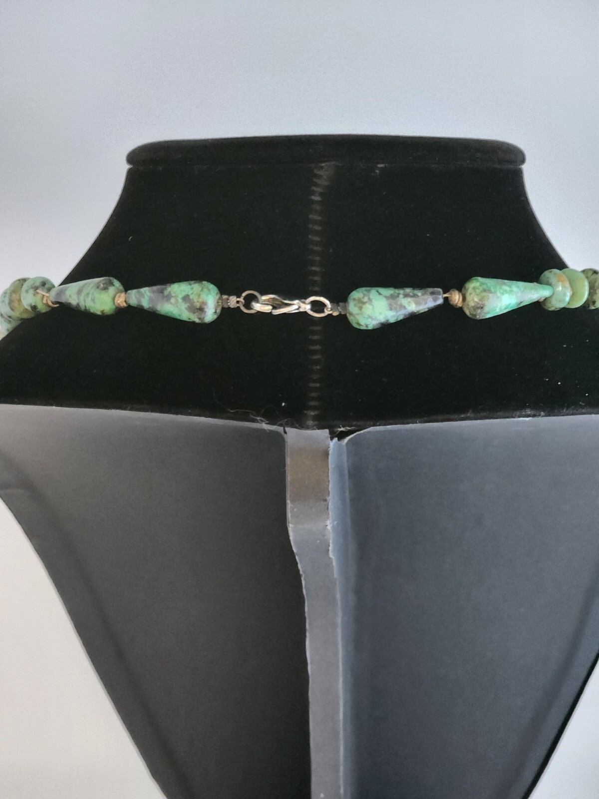 NATURAL JASPER STONES GREEN GRAINED ASYMMETRICAL SHAPES 25″ LENGTH NECKLACE VTG