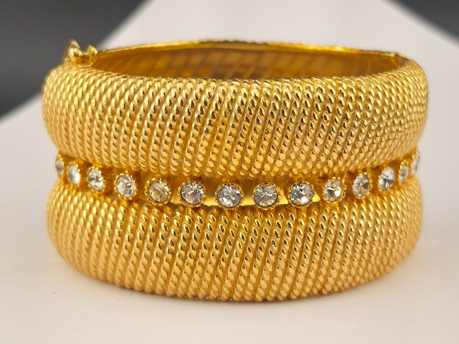 Vintage Chunky Castlecliff White Rhinestone Crystal Hinged Bangle 7″ Bracelet