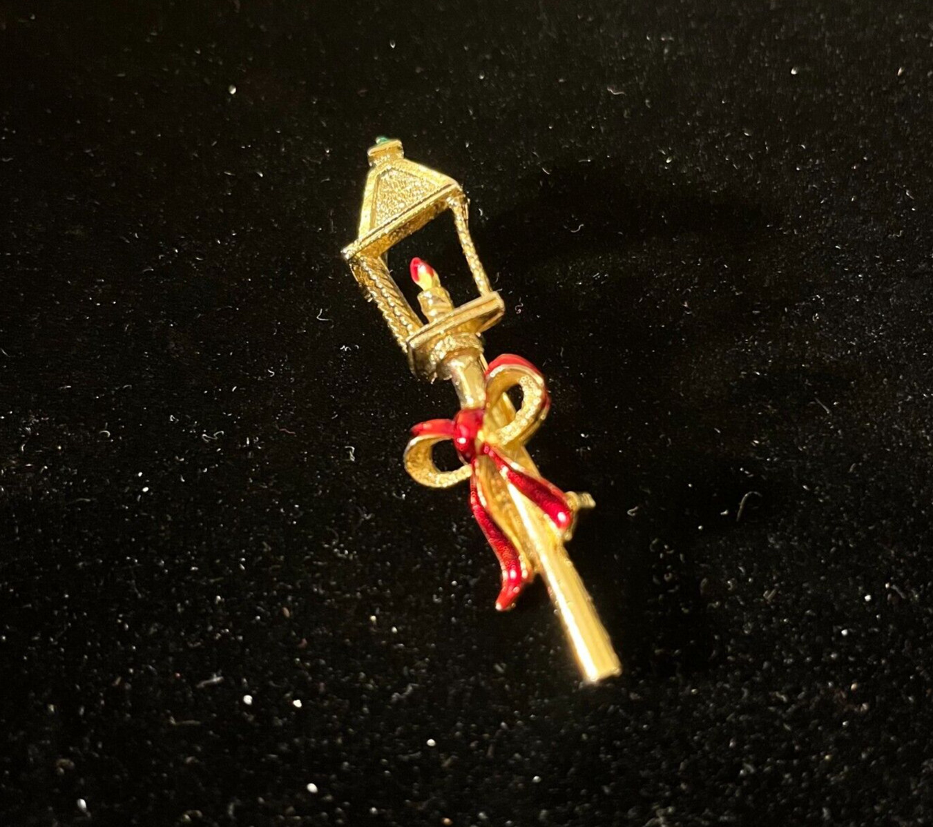 Vintage Gerrys Gold Tone Street Lamp Post Pin Brooch Christmas Holiday Candle