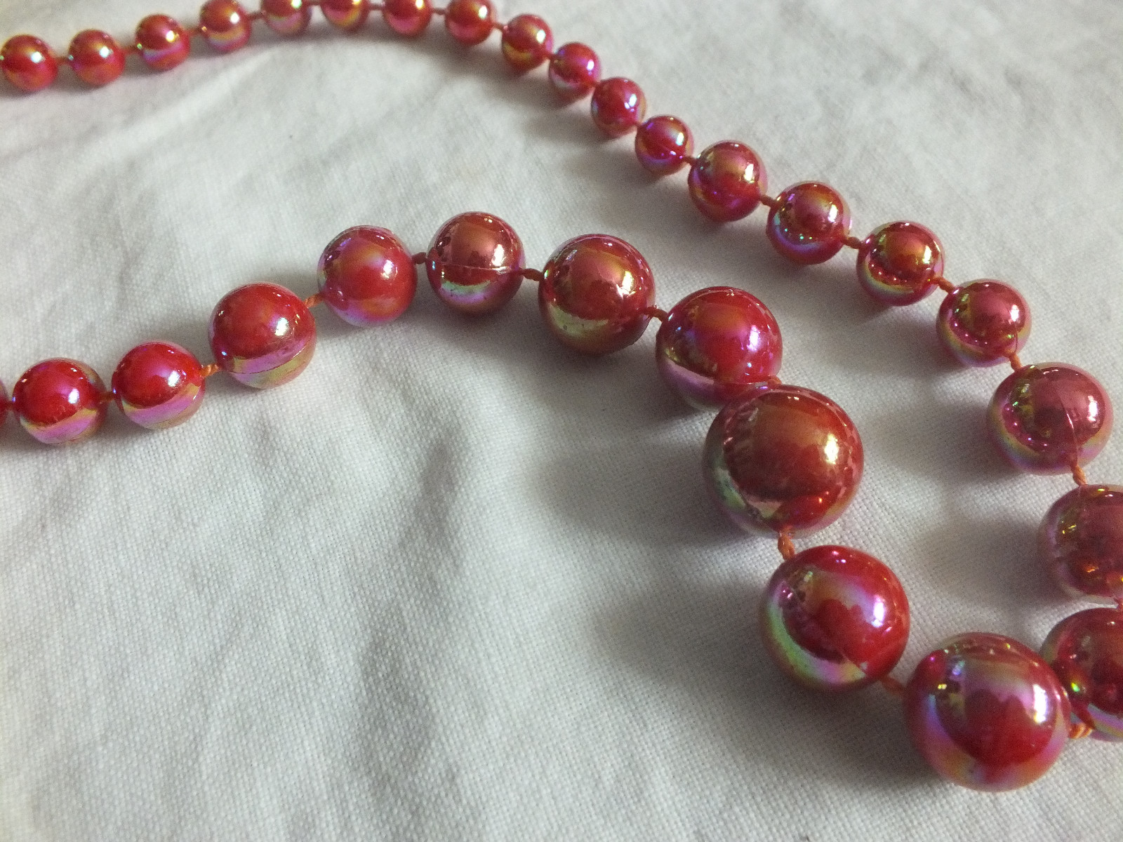 Beautiful Necklace Silver Tone Iridescent Pinkish Red Beads 22″ NICE