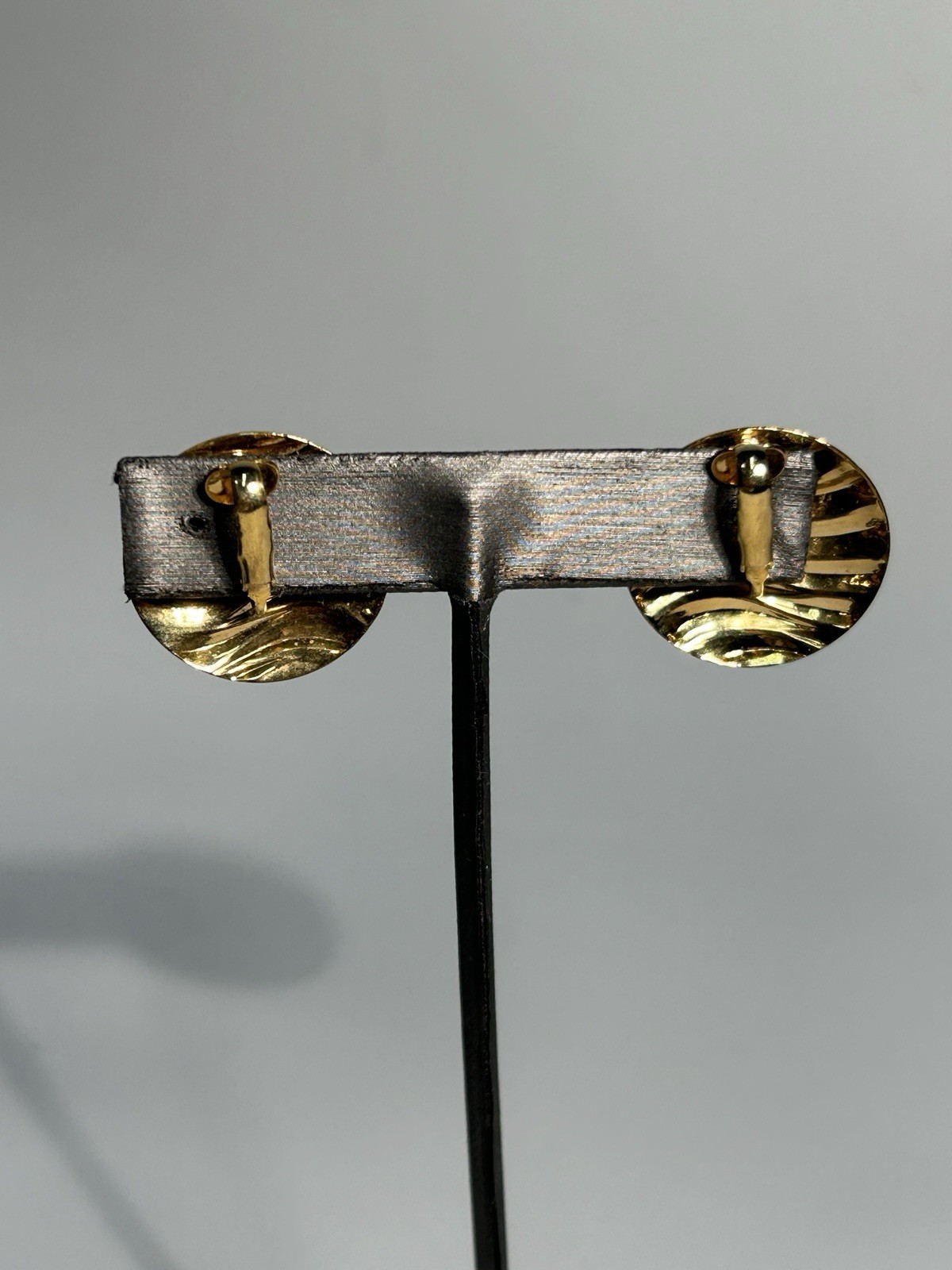 Vintage 1980s Modernist Gold Tone Ripple Wave Disc Clip On Earrings