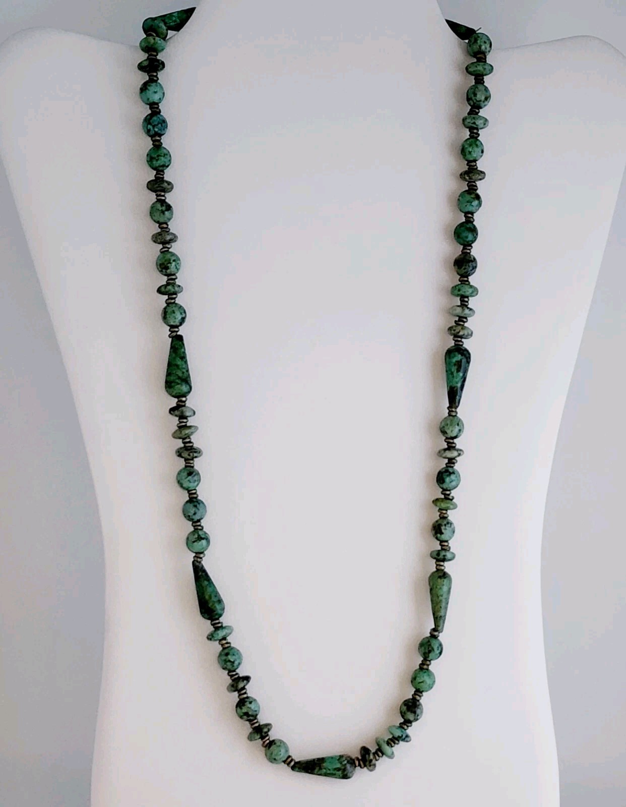 NATURAL JASPER STONES GREEN GRAINED ASYMMETRICAL SHAPES 25″ LENGTH NECKLACE VTG