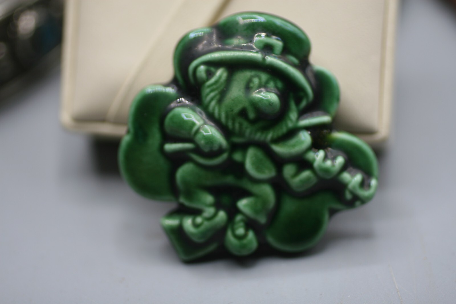 Leprechaun Irish St Patricks Day Clover Shamrock Ceramic Vtg BROOCH S36