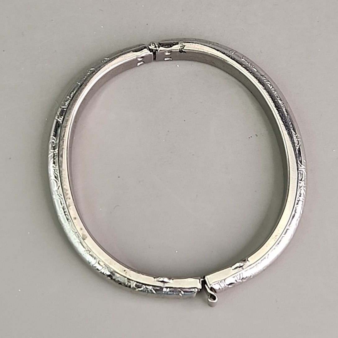 Vintage Etched Hinged Bangle Bracelet 5mm Silver Tone 6.25″