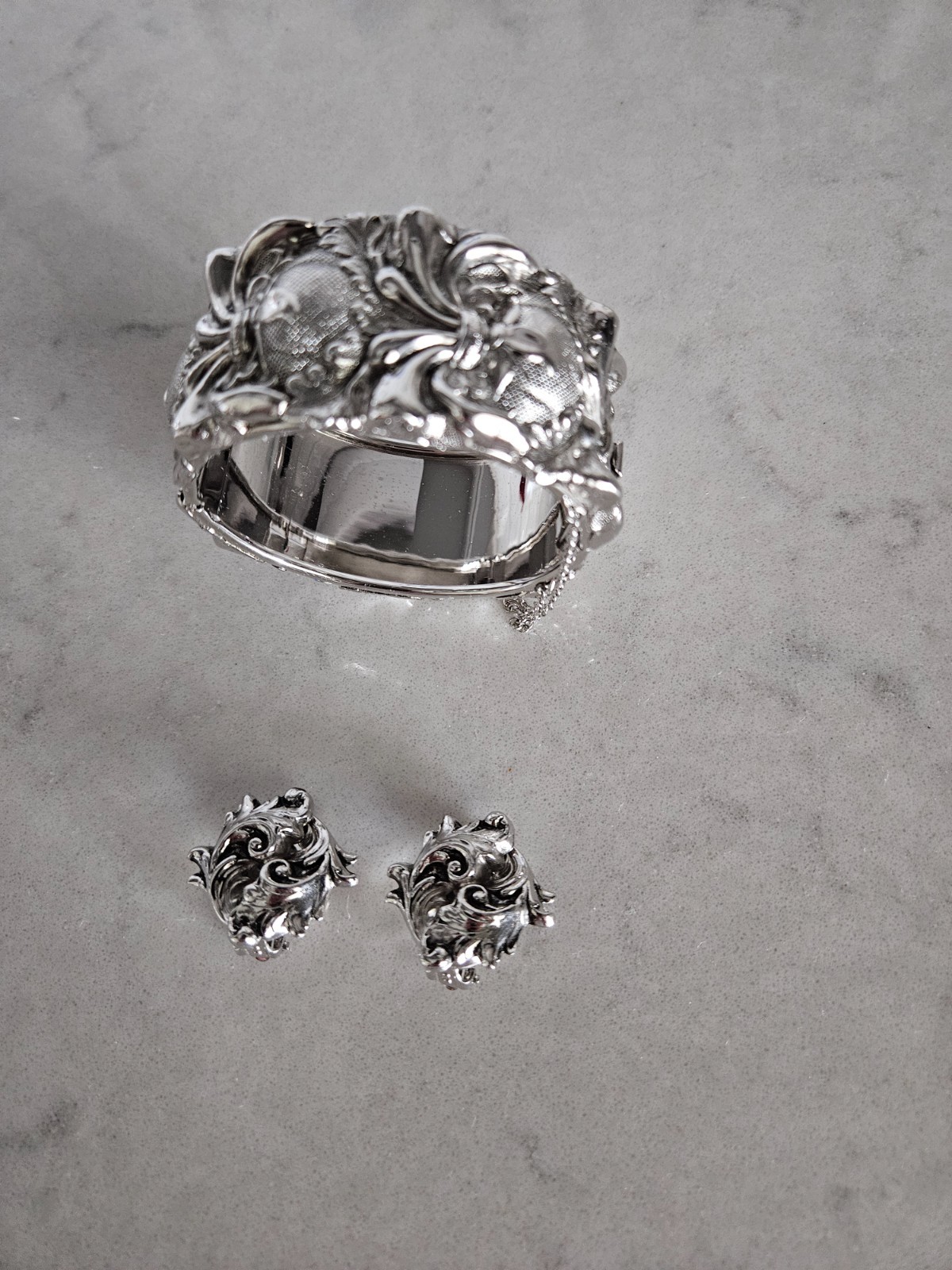 RARE AND VINTAGE WHITING & DAVIS SILVER SWIRLED HINGED CUFF BRACELET