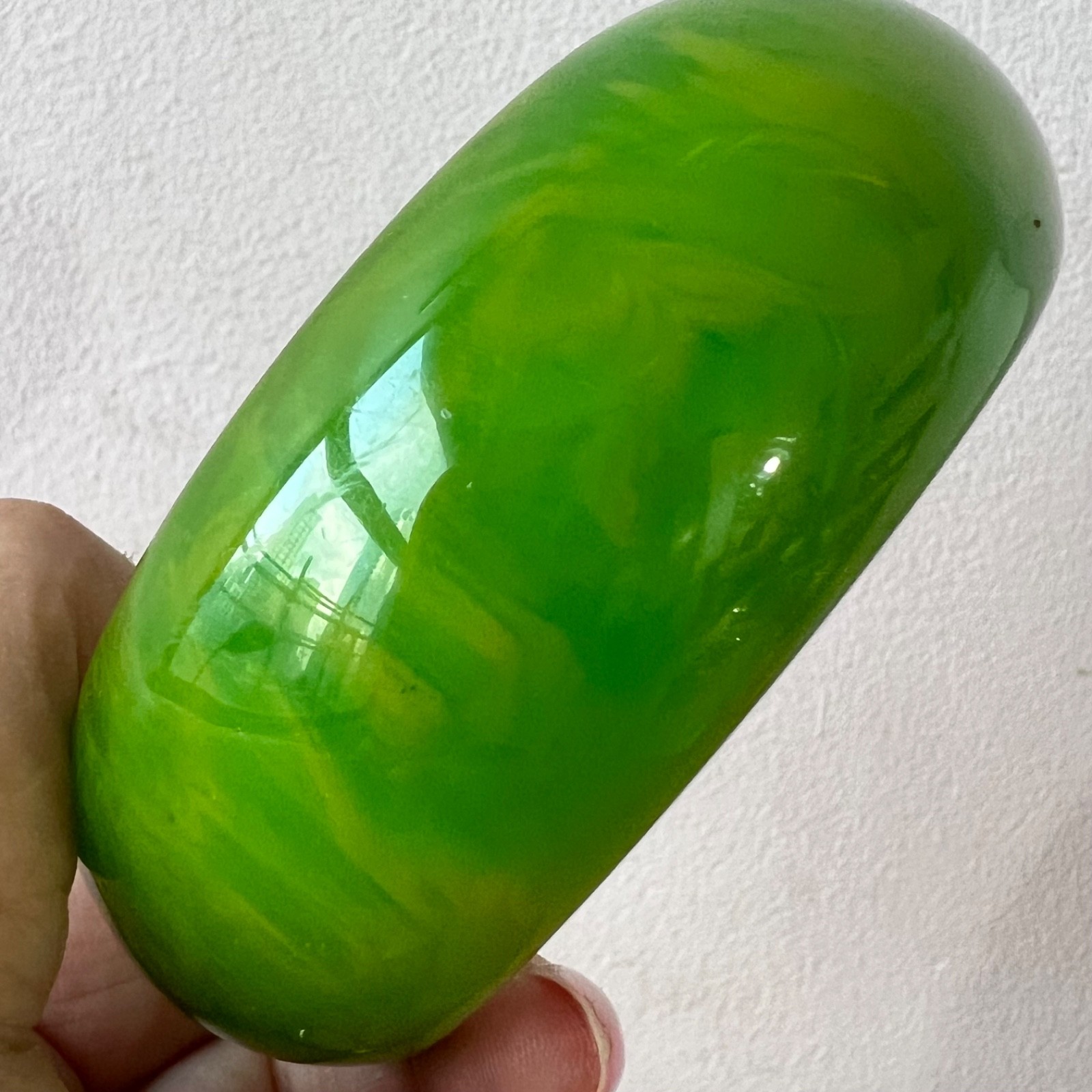VINTAGE VIVID MARBLED KELLY GREEN BAKELITE FAT DONUT WIDE BANGLE BRACELET UNIQUE