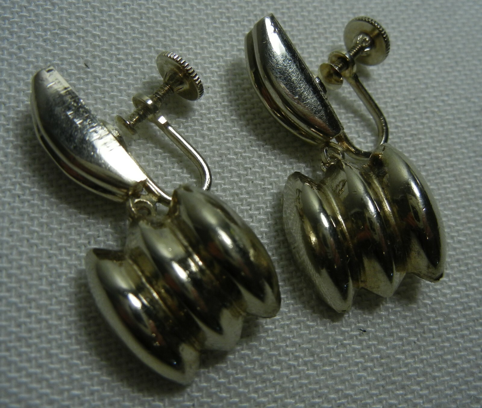 Vintage GERAY Very Light Gold Tone Dangle Drop Screw Back Earrings – 1 1/2″ Long