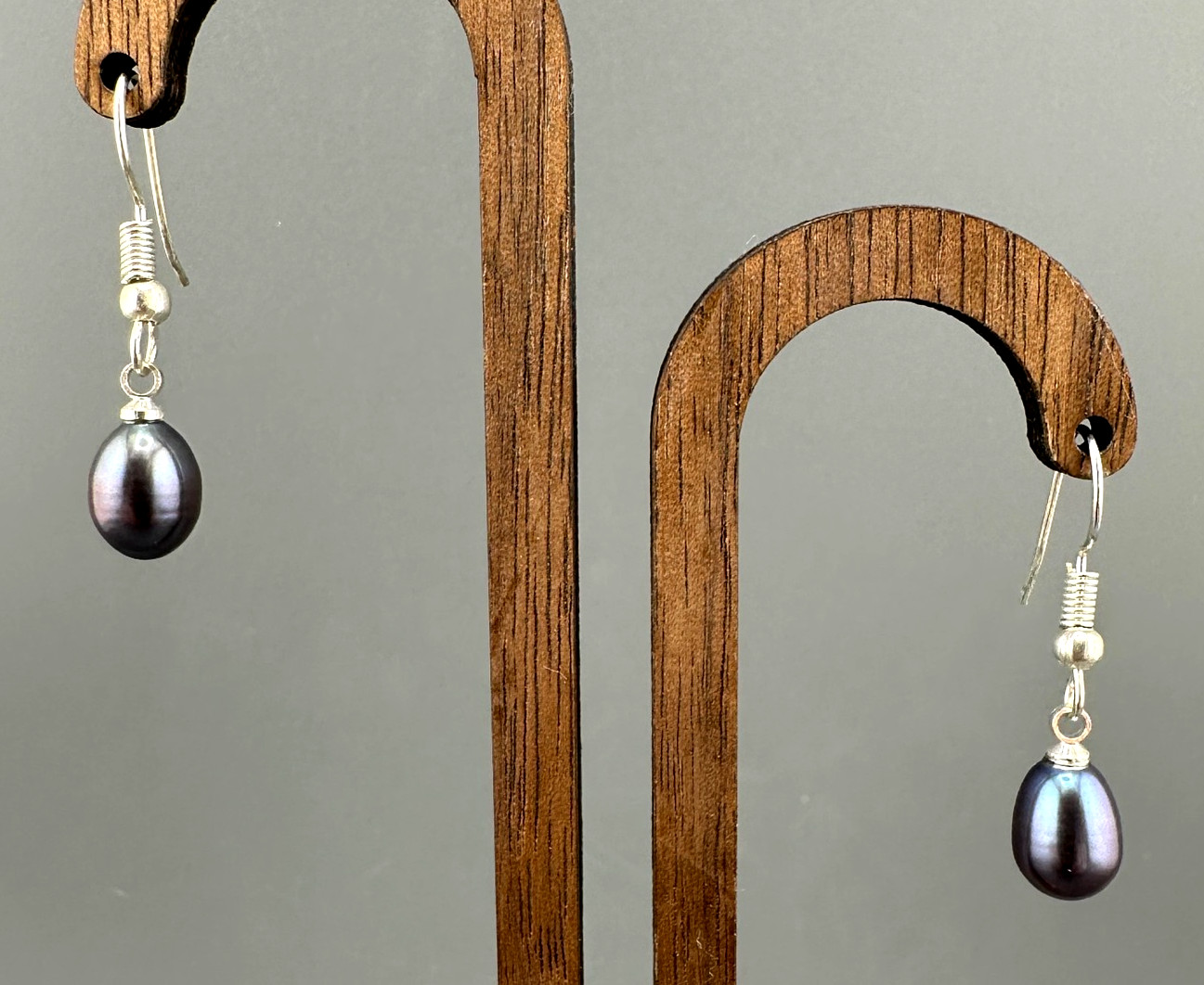 Vintage Black Tahitian Pearl Earrings Oil Slick Dangle Silvertone Purple Peacock