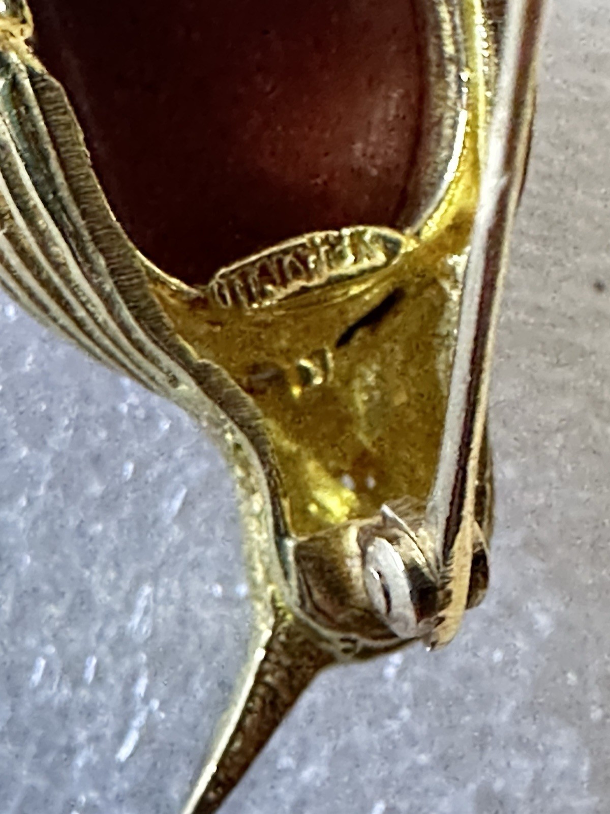 Vintage MERRIN 18K Yellow Gold Ruby Eye Penguin Brooch Pin Signed Orange Jasper