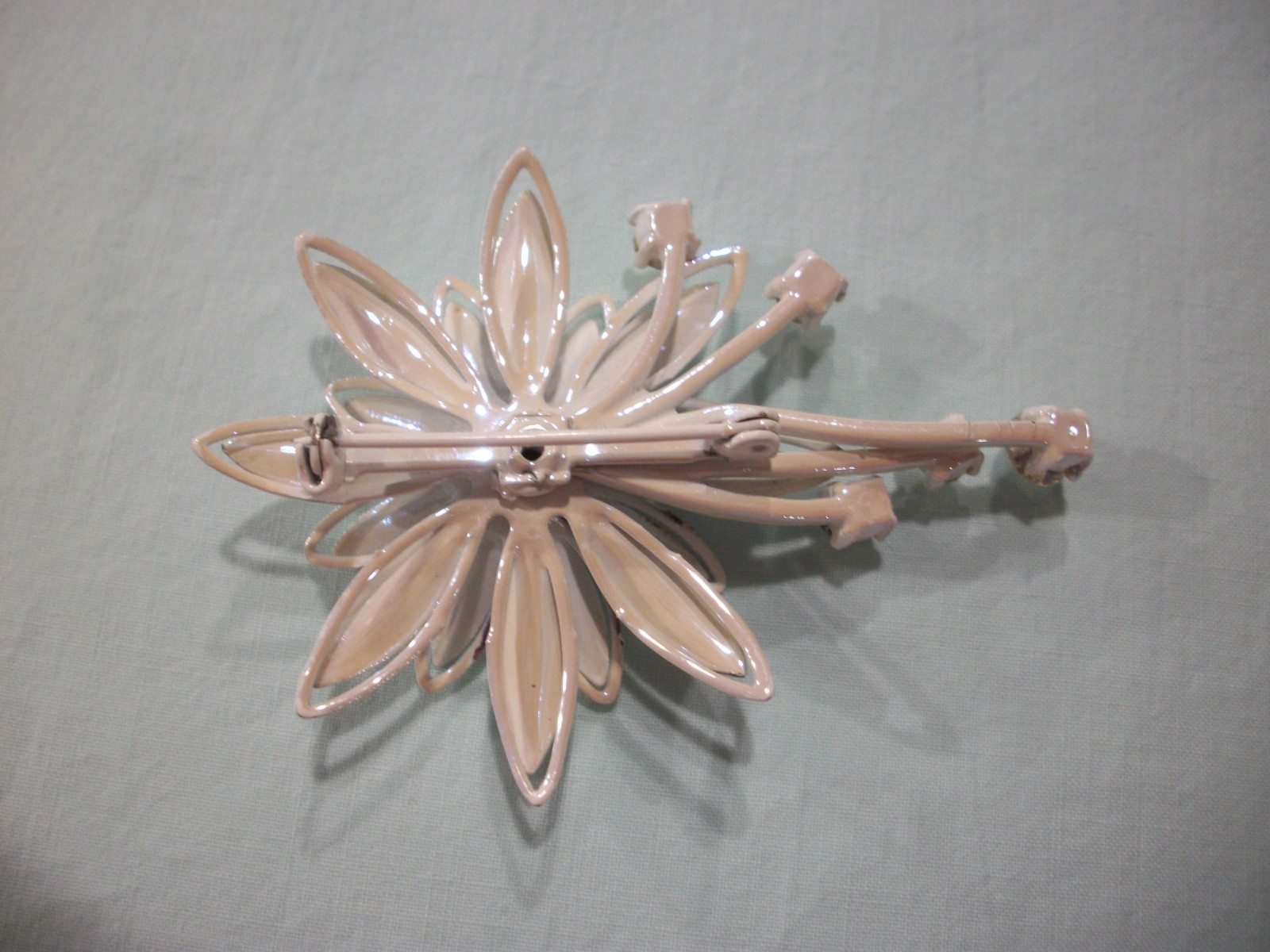 ViNTaGE MeTaL ENaMeL OMBRE PASTEL/AURORA BOREALIS RHINESTONE FLoWeR PiN/BRooCH