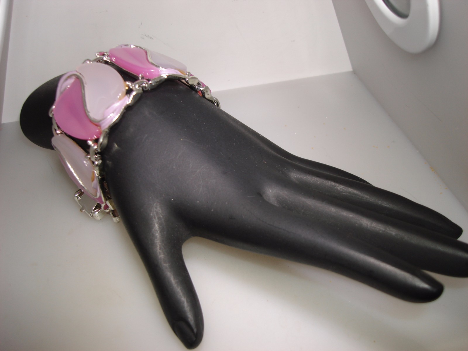 FABULOUS VINTAGE 1950’S PINK & WHITE LUCITE & PURPLE ENAMEL BRACELET & EARRINGS!