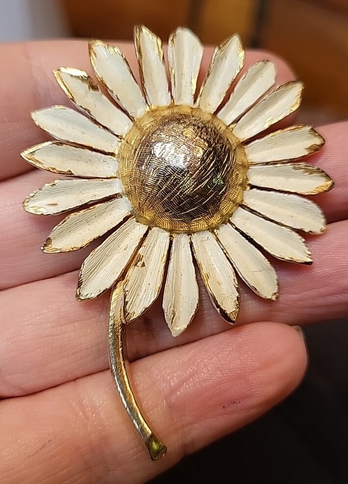 VINTAGE ZENTALL GOLD TONE TEXTURED DAISY FLOWER PIN BROOCH Enamel Retro