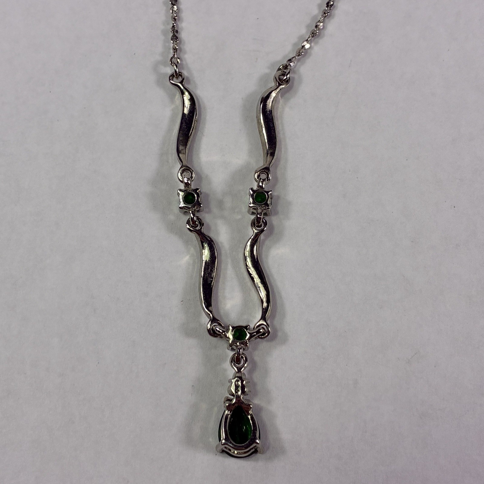 Avon 2006 May Birthstone Gift Set Faux Emerald Stone Necklace & Earrings
