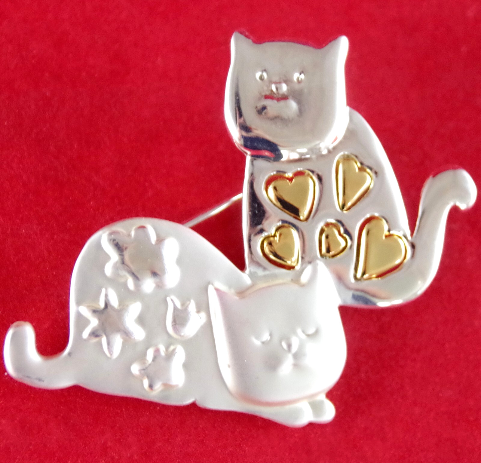 2″ NOS VTG c1980’s DANECRAFT CAT DUO w/ HEARTS & FLOWERS SILVER GOLD BROOCH PIN